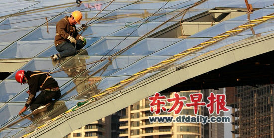 今后，上海還將限制處于人流密集、流動性大的區(qū)域內的建筑物安裝玻璃幕墻。徐曉林 早報資料